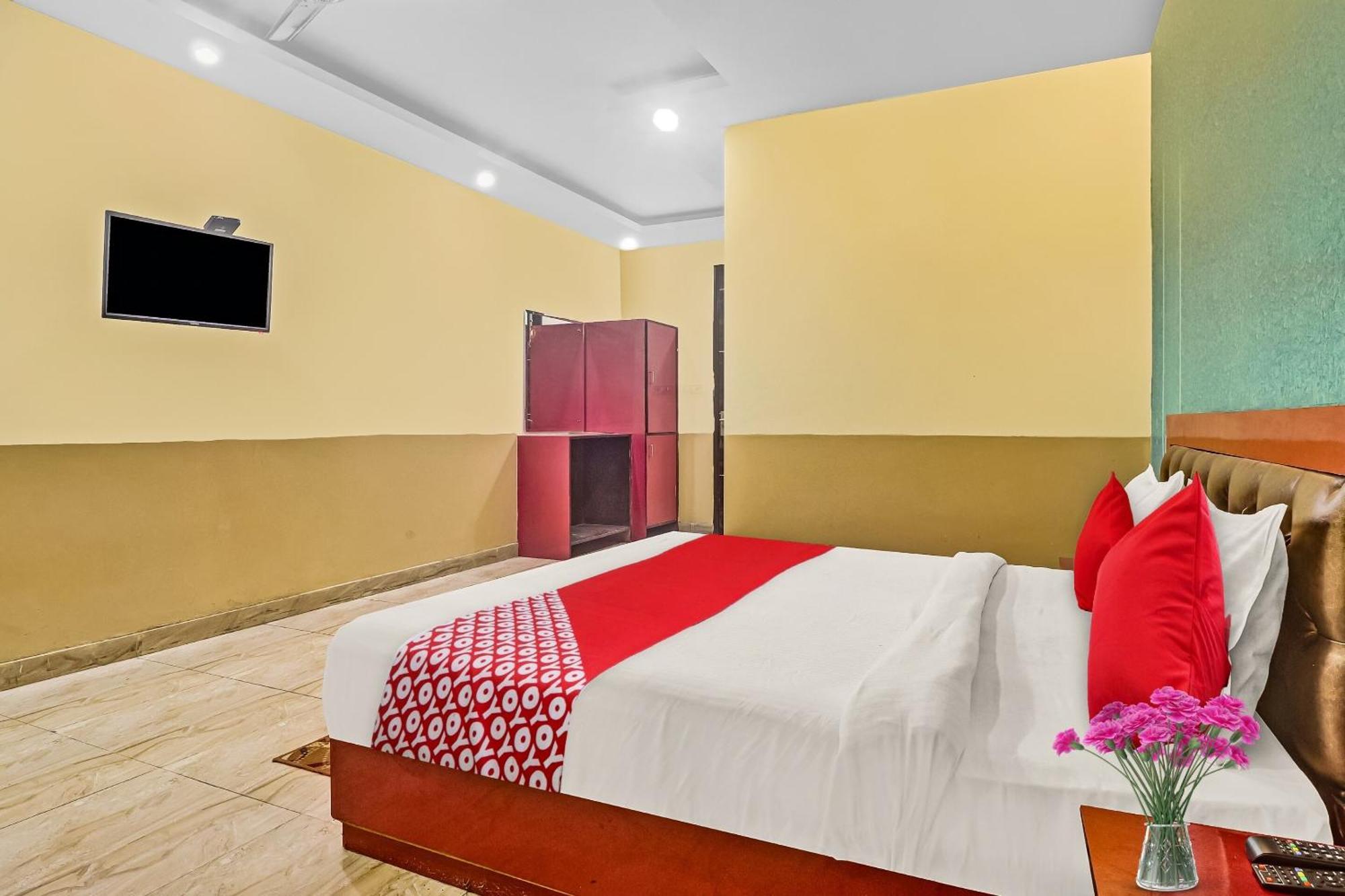 Hotel O Prince Home Stay Near Ambience Mall Új-Delhi Kültér fotó